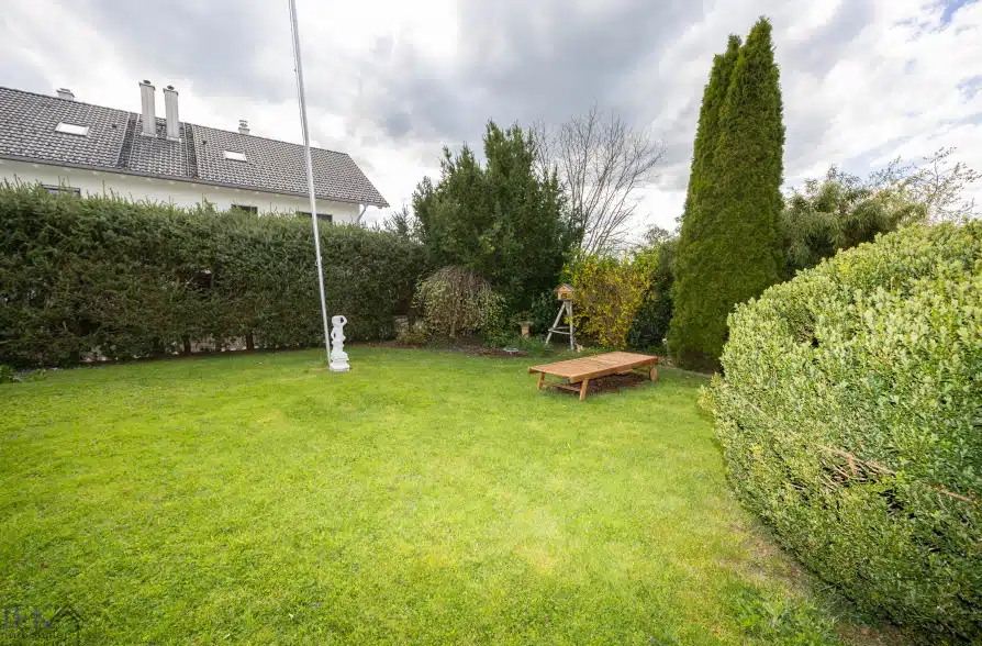 Bergblick, Bachlauf, Pool! Gepflegtes Einfamilienhaus in ruhiger Wohnlage in Wielenbach - Garten (42568)