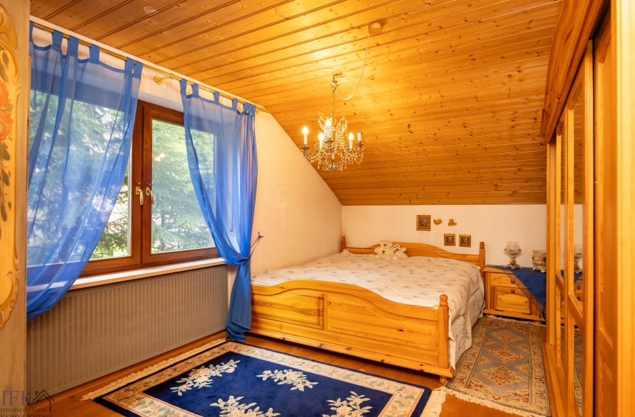 Bergblick, Bachlauf, Pool! Gepflegtes Einfamilienhaus in ruhiger Wohnlage in Wielenbach - Schlafzimmer 2 (42587)