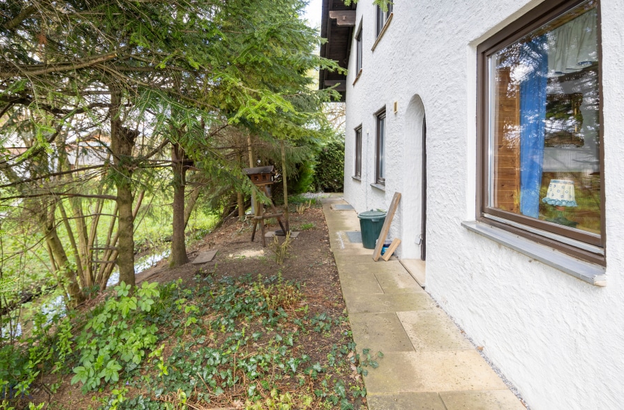 Bergblick, Bachlauf, Pool! Gepflegtes Einfamilienhaus in ruhiger Wohnlage in Wielenbach - Blick zum Bach (42572)