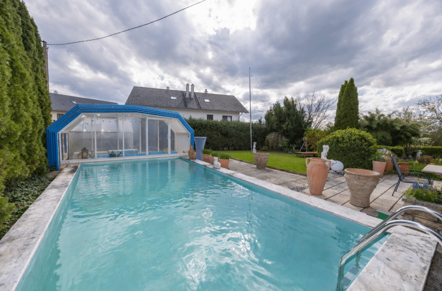 Bergblick, Bachlauf, Pool! Gepflegtes Einfamilienhaus in ruhiger Wohnlage in Wielenbach - Pool (42570)