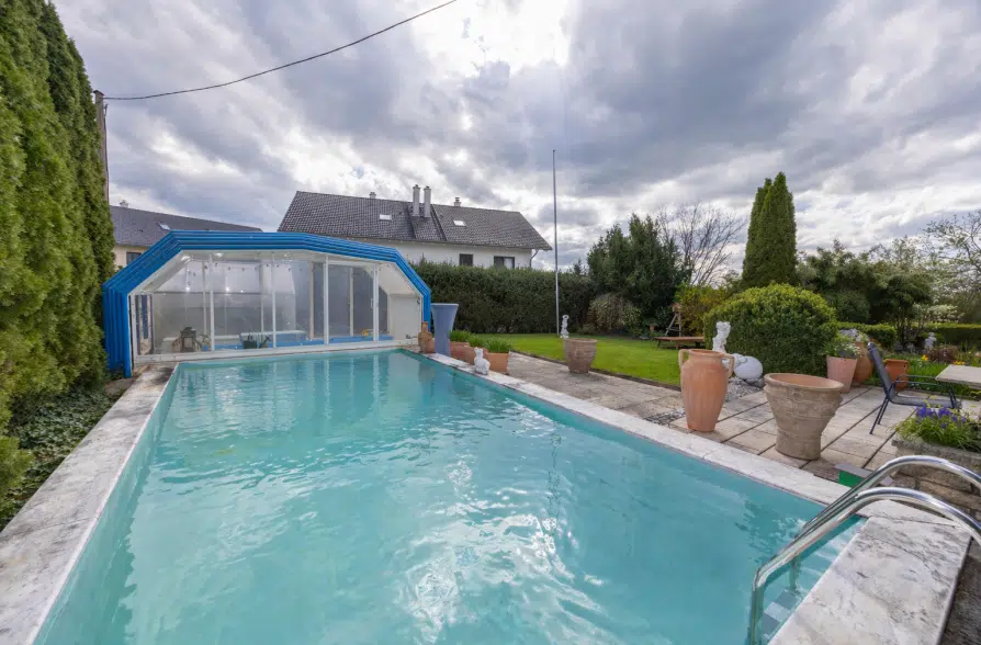 Bergblick, Bachlauf, Pool! Gepflegtes Einfamilienhaus in ruhiger Wohnlage in Wielenbach - Pool (42570)