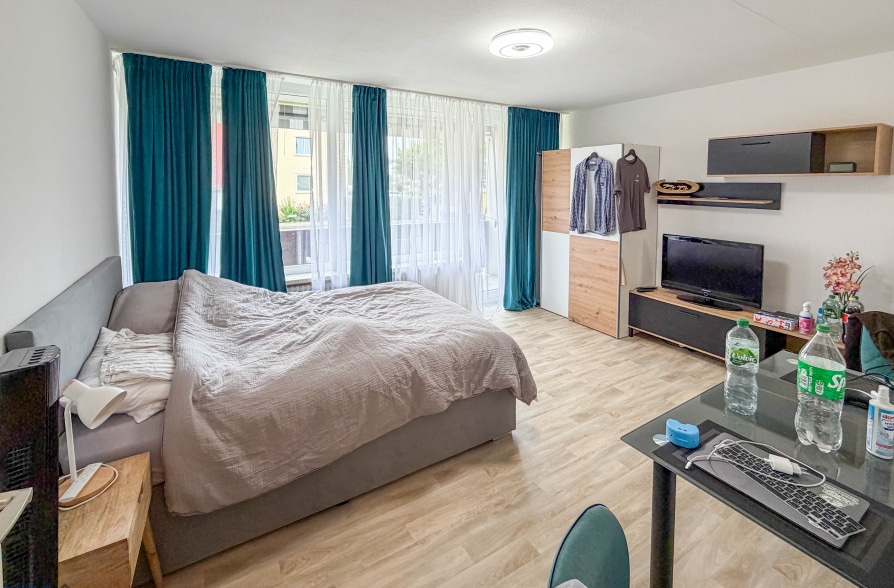 Kleine Wohnung, großes Potenzial – vermietetes Appartement mit Balkon in Weilheim - Wohnbereich (43901)