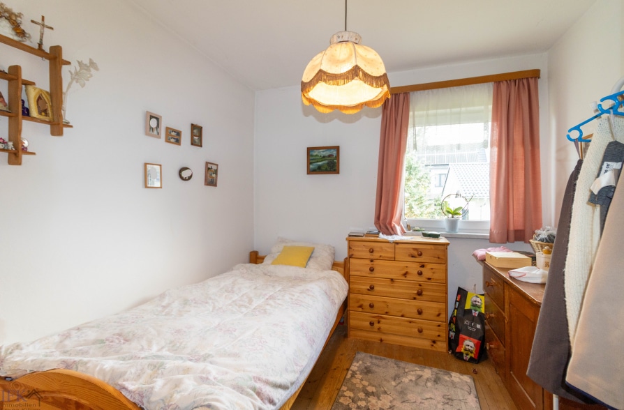 Charmantes Altbau Einfamilienhaus mit Erweitertungspotenzial in Raisting - Schlafzimmer EG (38317)