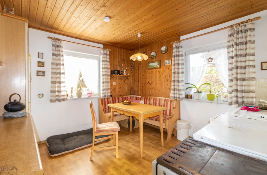 Charmantes Altbau Einfamilienhaus mit Erweitertungspotenzial in Raisting - Wohnküche (38314)