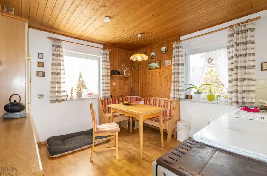 Charmantes Altbau Einfamilienhaus mit Erweitertungspotenzial in Raisting - Wohnküche (38314)