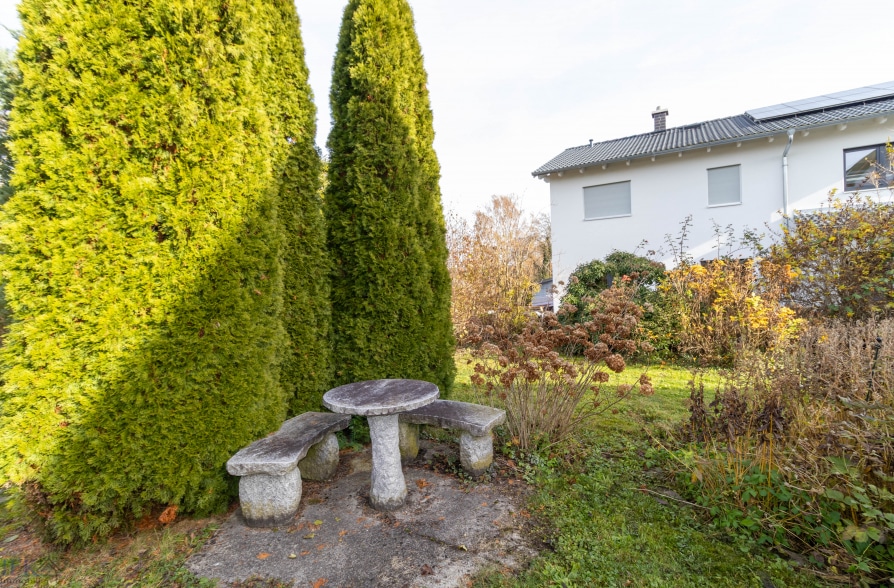 Charmantes Altbau Einfamilienhaus mit Erweitertungspotenzial in Raisting - Garten Sitzecke (38329)