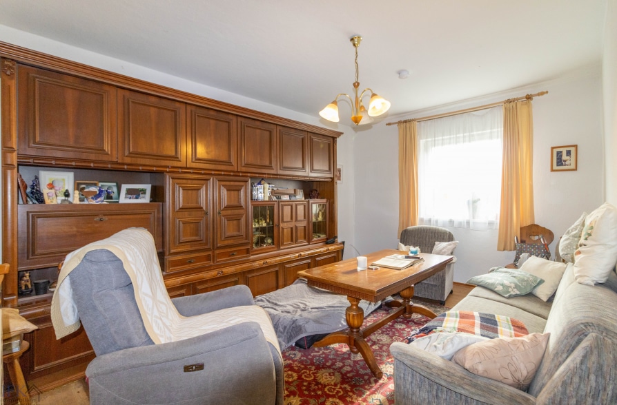 Charmantes Altbau Einfamilienhaus mit Erweitertungspotenzial in Raisting - Wohnzimmer (38316)