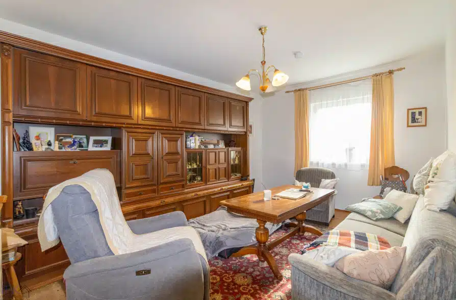 Charmantes Altbau Einfamilienhaus mit Erweitertungspotenzial in Raisting - Wohnzimmer (38316)