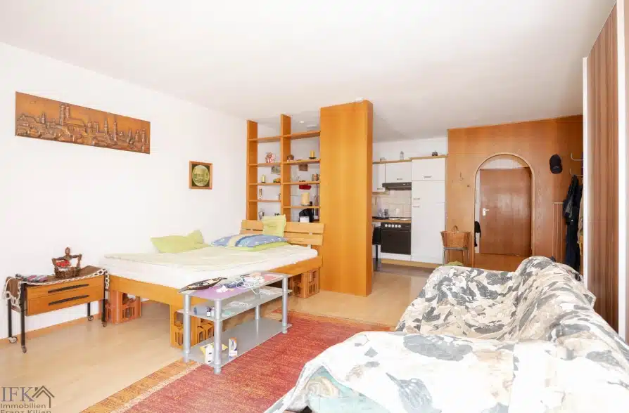 Großzügiges Appartement mit eigenem Garten in Weilheim - Blick durch die Wohnung (43244)