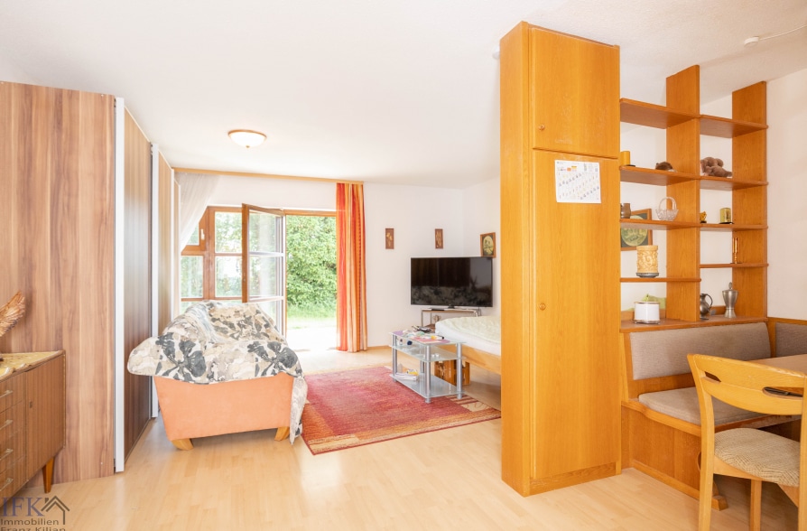Großzügiges Appartement mit eigenem Garten in Weilheim - Blick durch die Wohnung (43241)