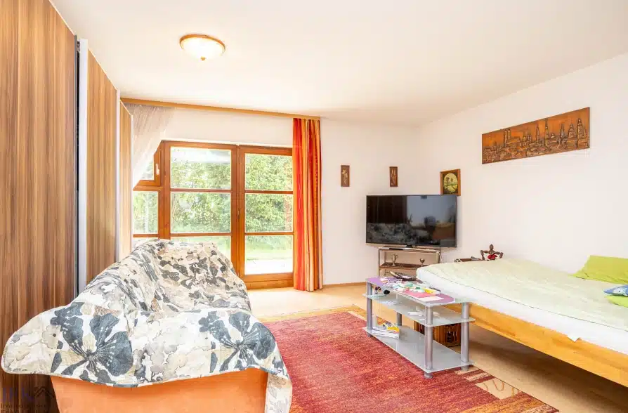 Großzügiges Appartement mit eigenem Garten in Weilheim - Wohnbereich (43243)
