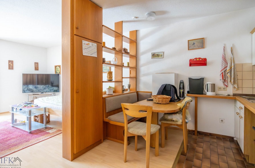 Großzügiges Appartement mit eigenem Garten in Weilheim - Blick zur Küche (43245)