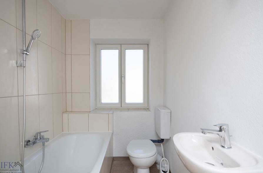 Renoviertes Stadthaus mit zwei Wohneinheiten und vielseitigen Nutzungsmöglichkeiten! - OG rechts Bad (39628)