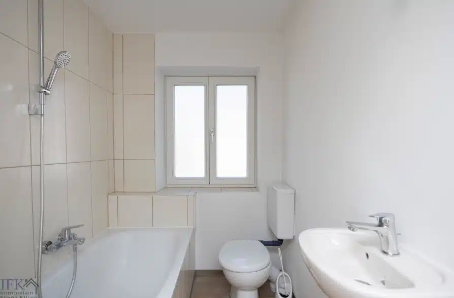 Renoviertes Stadthaus mit zwei Wohneinheiten und vielseitigen Nutzungsmöglichkeiten! - OG rechts Bad (39628)