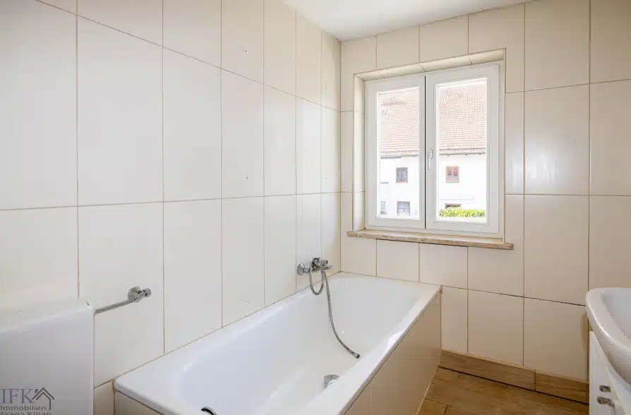 Renoviertes Stadthaus mit zwei Wohneinheiten und vielseitigen Nutzungsmöglichkeiten! - OG links Bad (39634)