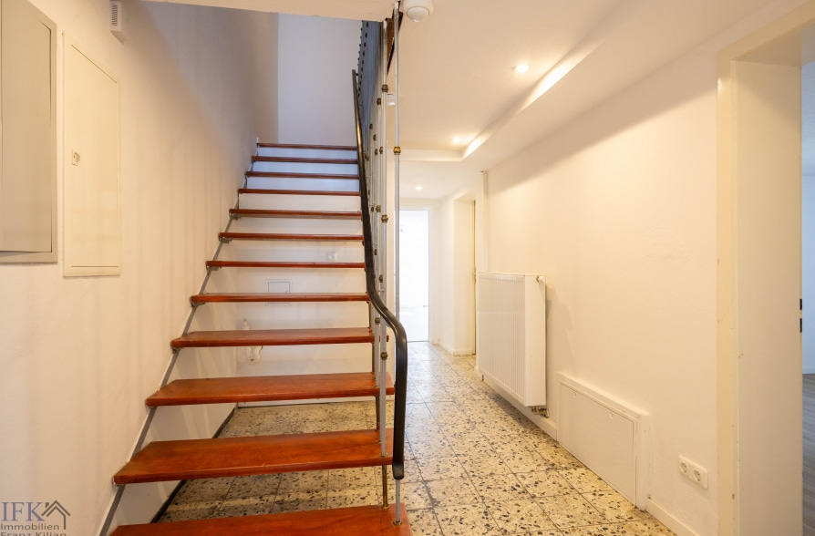 Renoviertes Stadthaus mit zwei Wohneinheiten und vielseitigen Nutzungsmöglichkeiten! - Treppe (39625)