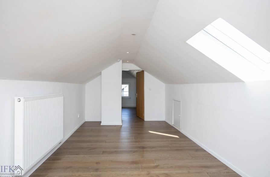 Renoviertes Stadthaus mit zwei Wohneinheiten und vielseitigen Nutzungsmöglichkeiten! - DG Zimmer 2 Durchgangszimmer (39636)