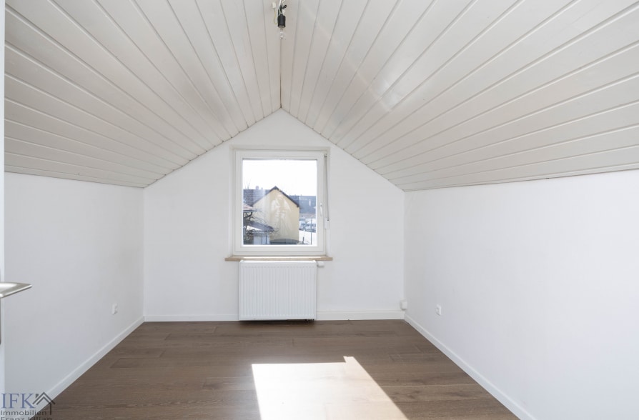 Renoviertes Stadthaus mit zwei Wohneinheiten und vielseitigen Nutzungsmöglichkeiten! - DG Zimmer 1 (39635)