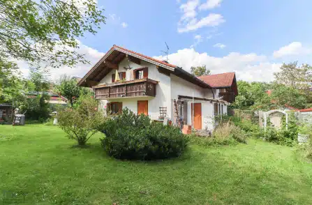 Nur einen Steinwurf vom See entfernt. Mehrgenerationenhaus mit Platz für eine große Familie!, 82347 Bernried am Starnberger See, Zweifamilienhaus