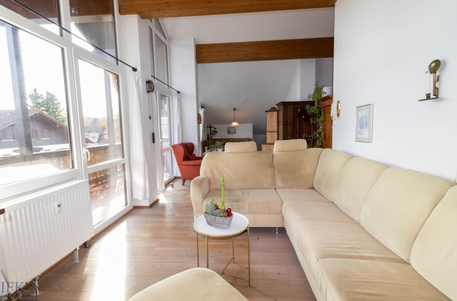 Gemütliche 4-Zimmer-Dachgeschoßwohnung in Peißenberg Wörth - Wohnbereich (36959)