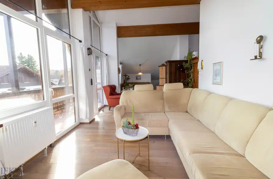 Gemütliche 4-Zimmer-Dachgeschoßwohnung in Peißenberg Wörth - Wohnbereich (36959)