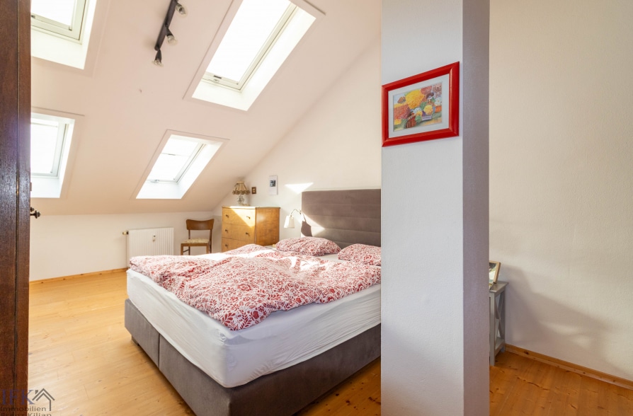 Gemütliche 4-Zimmer-Dachgeschoßwohnung in Peißenberg Wörth - Schlafzimmer (36963)