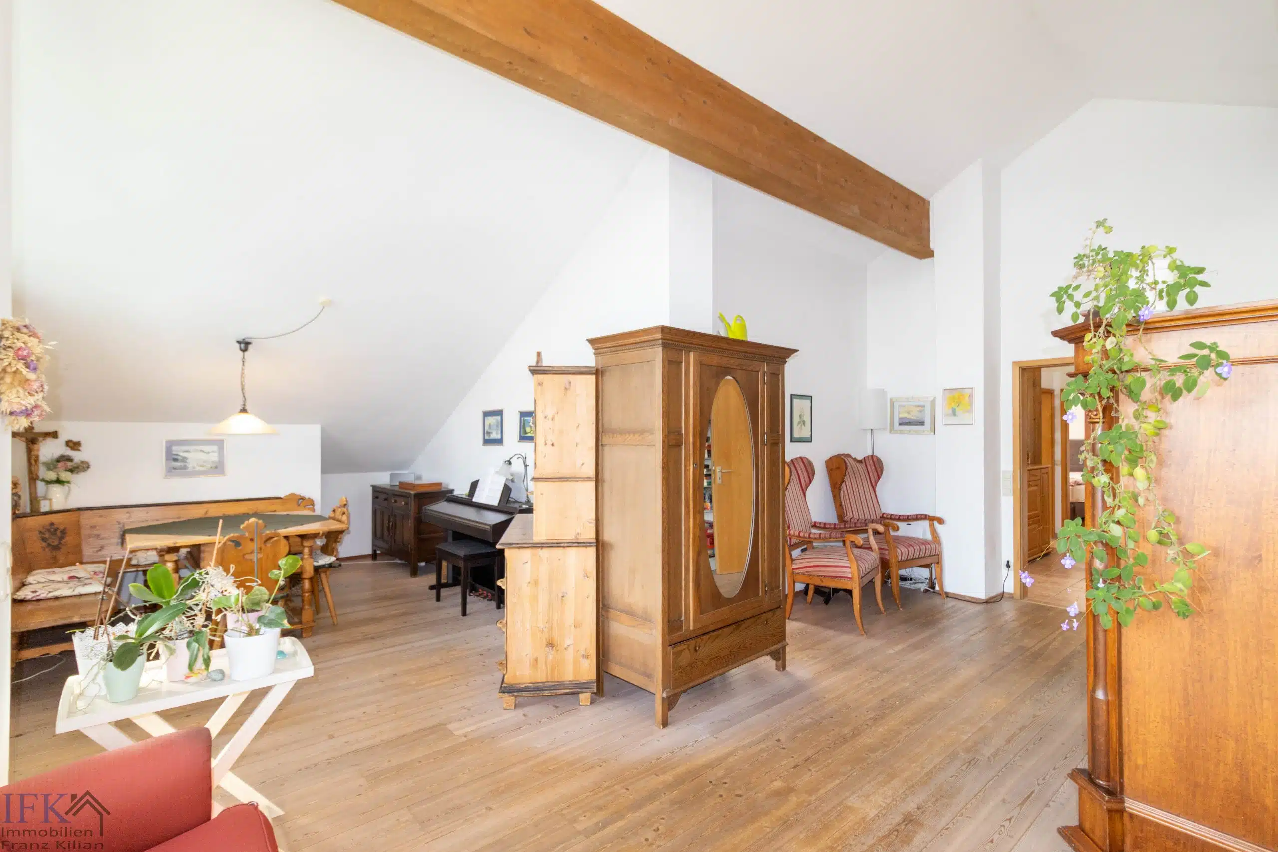 Blick zum Essbereich - Gemütliche 4-Zimmer-Dachgeschoßwohnung in Peißenberg Wörth