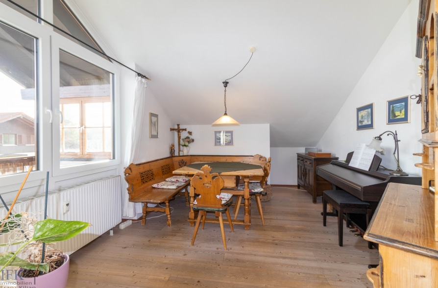Gemütliche 4-Zimmer-Dachgeschoßwohnung in Peißenberg Wörth - Essbereich (36960)