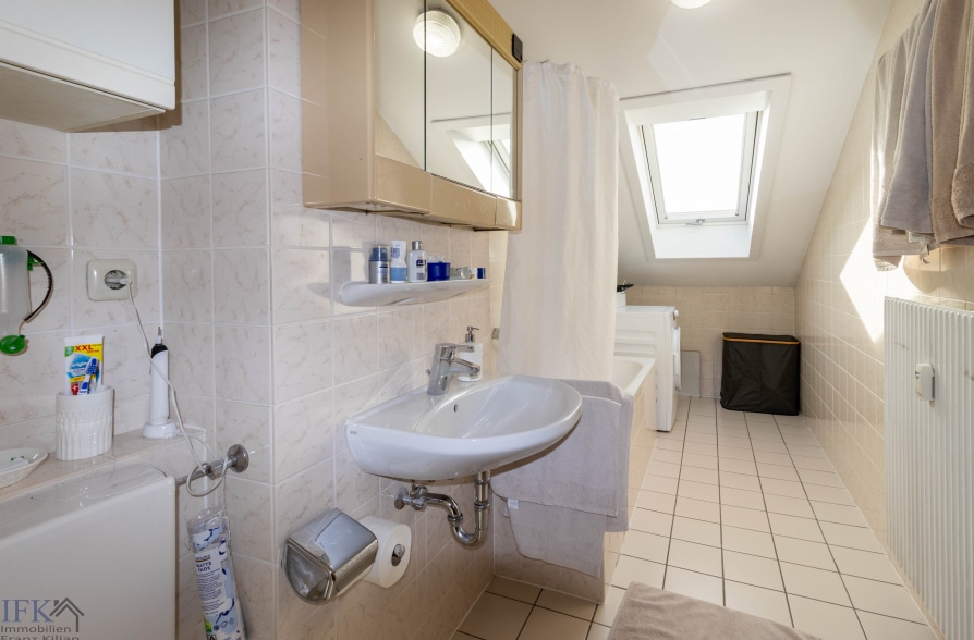 Gemütliche 4-Zimmer-Dachgeschoßwohnung in Peißenberg Wörth - Bad (36966)
