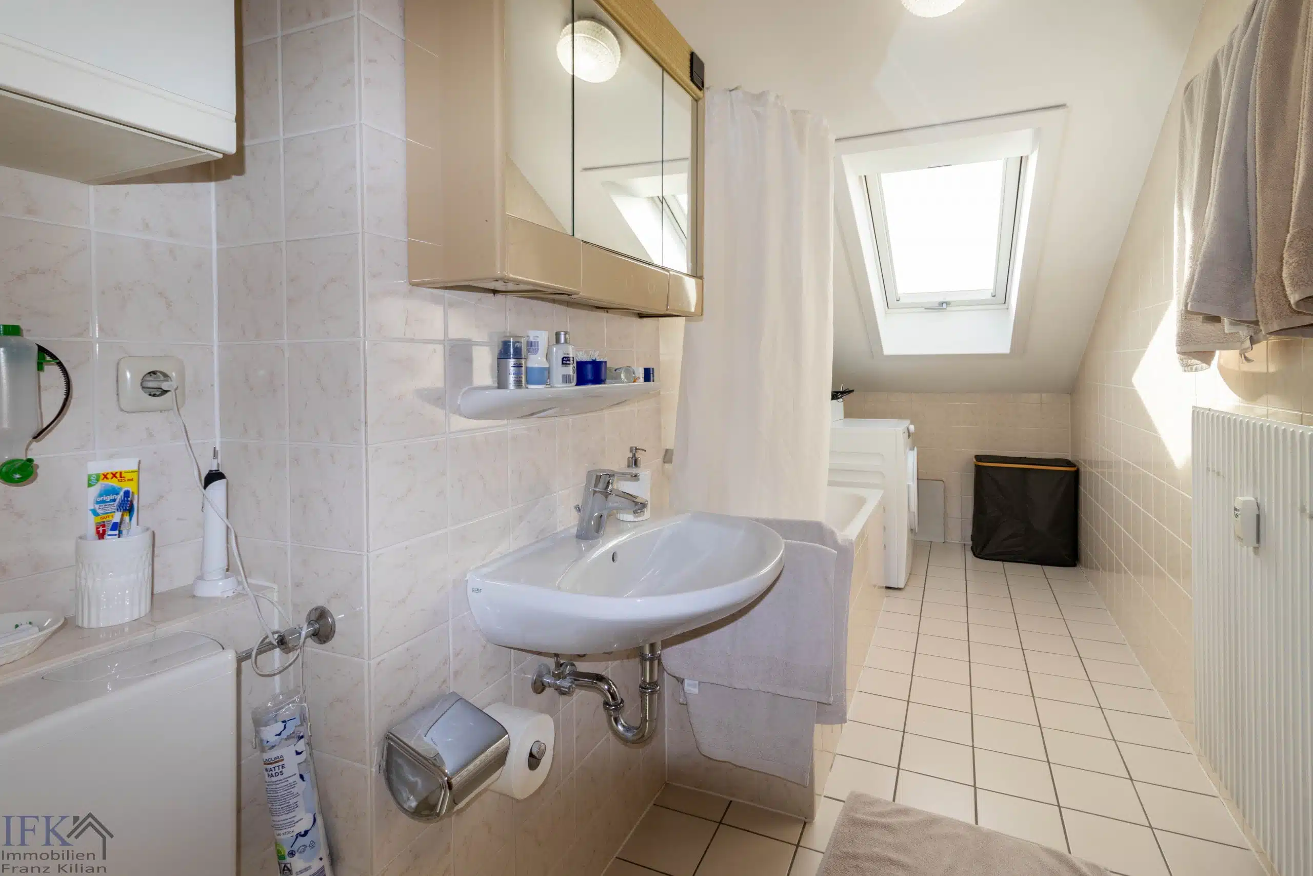 Bad - Gemütliche 4-Zimmer-Dachgeschoßwohnung in Peißenberg Wörth