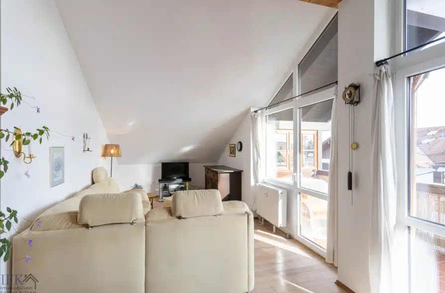 Gemütliche 4-Zimmer-Dachgeschoßwohnung in Peißenberg Wörth - Wohnbereich (36958)