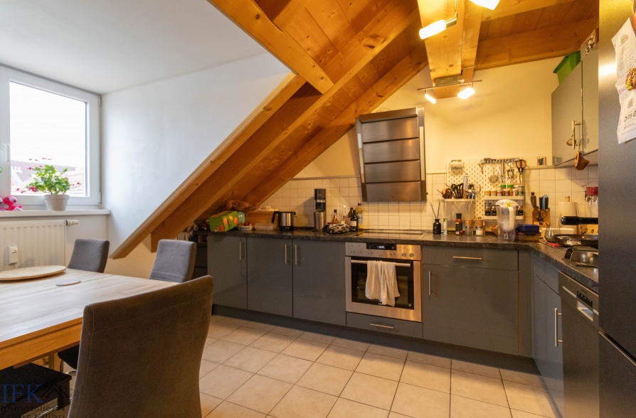 Kapitalanleger aufgepasst! Mehrfamilienhaus mit 3 Wohneinheiten im Zentrum von Weilheim! - DG Küche (36405)
