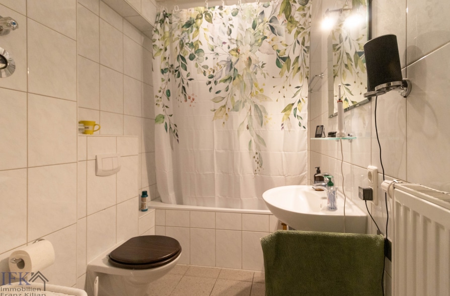 Kapitalanleger aufgepasst! Mehrfamilienhaus mit 3 Wohneinheiten im Zentrum von Weilheim! - EG Bad (36392)