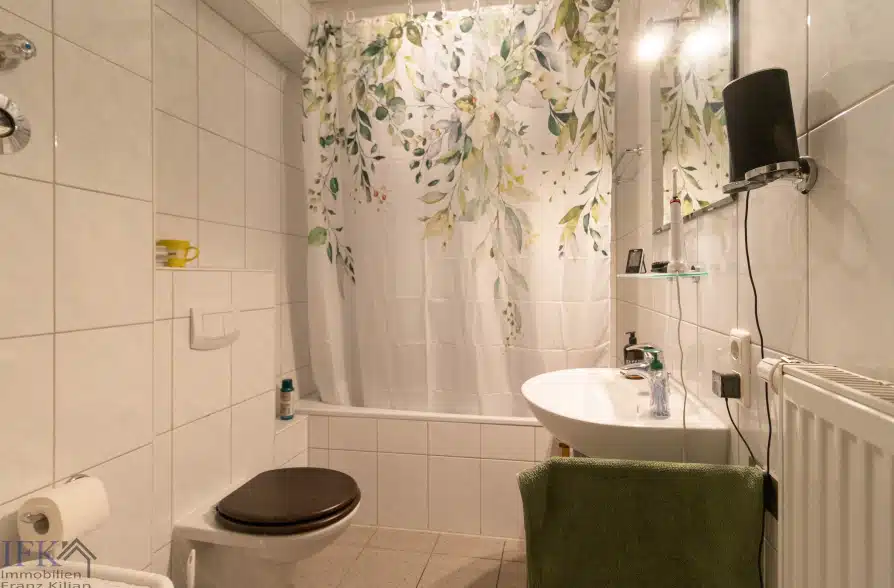 Kapitalanleger aufgepasst! Mehrfamilienhaus mit 3 Wohneinheiten im Zentrum von Weilheim! - EG Bad (36392)