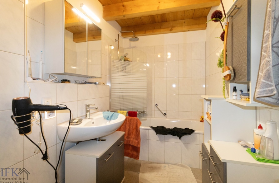 Kapitalanleger aufgepasst! Mehrfamilienhaus mit 3 Wohneinheiten im Zentrum von Weilheim! - DG Bad (36409)