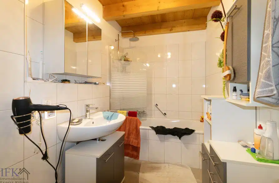 Kapitalanleger aufgepasst! Mehrfamilienhaus mit 3 Wohneinheiten im Zentrum von Weilheim! - DG Bad (36409)