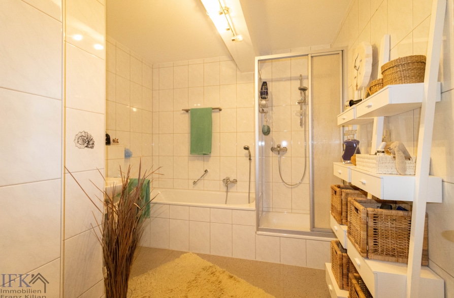 Kapitalanleger aufgepasst! Mehrfamilienhaus mit 3 Wohneinheiten im Zentrum von Weilheim! - OG Bad (36402)