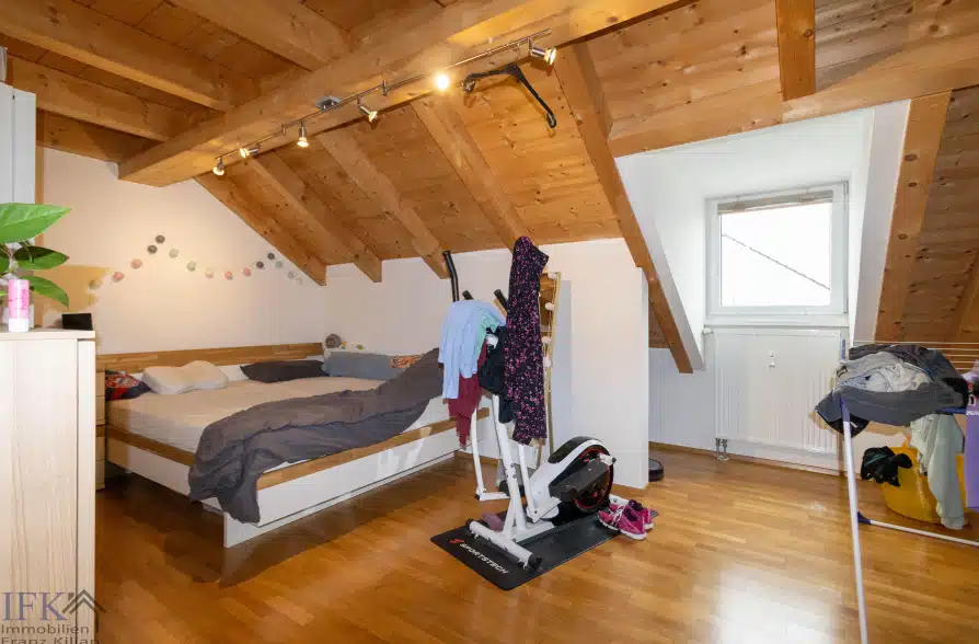 Kapitalanleger aufgepasst! Mehrfamilienhaus mit 3 Wohneinheiten im Zentrum von Weilheim! - DG Schlafzimmer (36406)