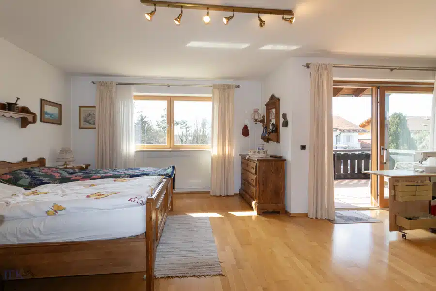 Schlafzimmer - Großzügige, sonnige Doppelhaushälfte in familienfreundlicher Lage von Weilheim