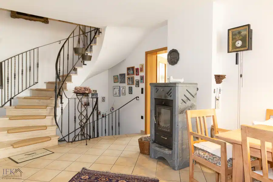 Treppenhaus - Großzügige, sonnige Doppelhaushälfte in familienfreundlicher Lage von Weilheim