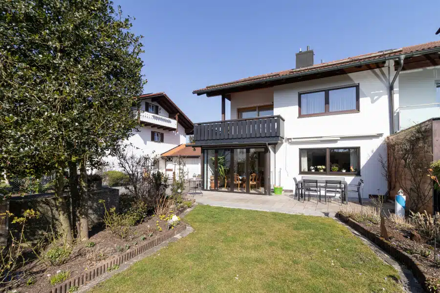 Gartenansicht - Großzügige, sonnige Doppelhaushälfte in familienfreundlicher Lage von Weilheim
