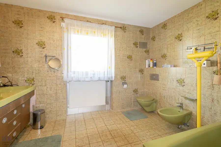 Bad - Großzügige, sonnige Doppelhaushälfte in familienfreundlicher Lage von Weilheim