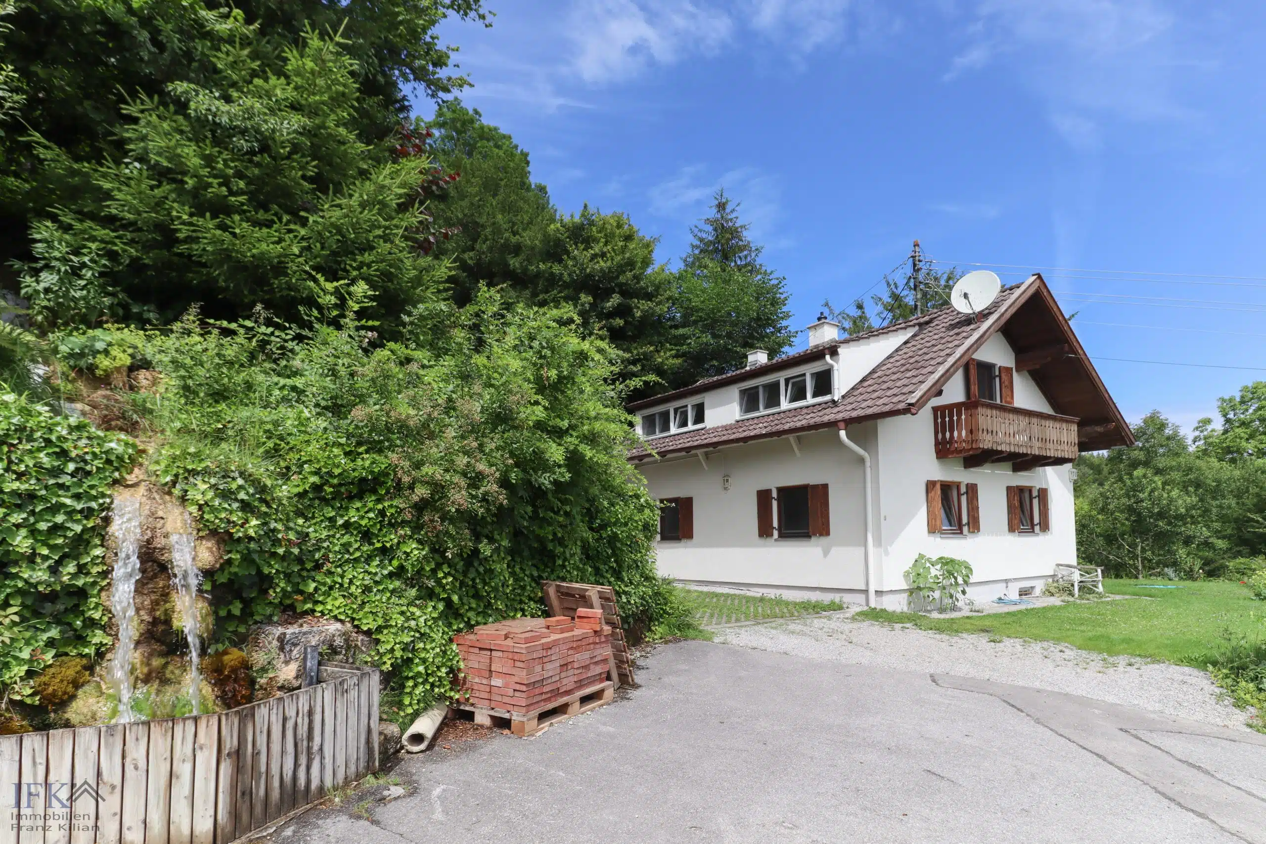 Außenansicht mit Quelle - Naturliebhaber aufgepasst! Juwel mit traumhaftem Ausblick in Paterzell!