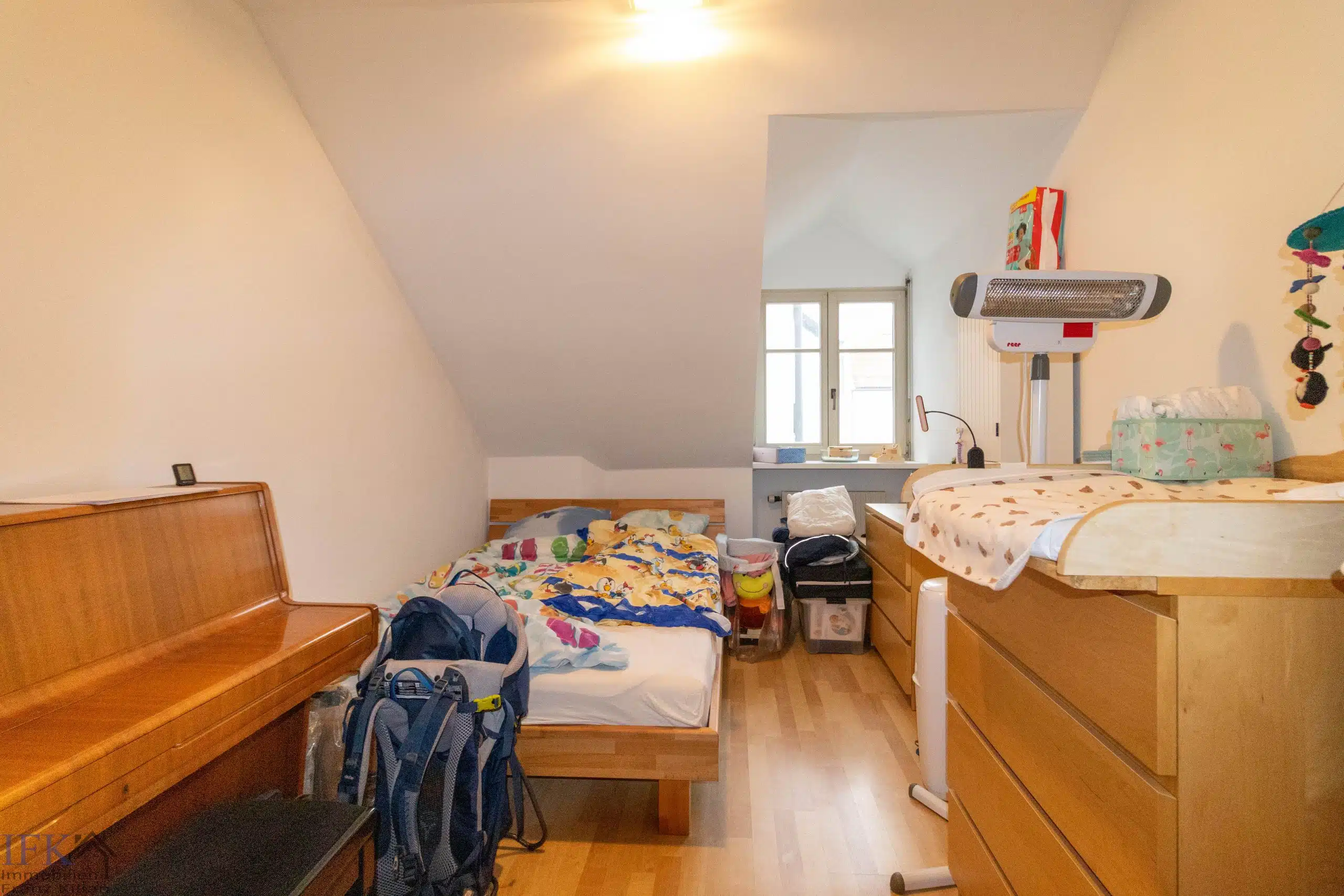 Schlafzimmer 2 - Gemütliche 4-Zimmer-Dachgeschoßwohnung mit Weitblick und XXL Balkon