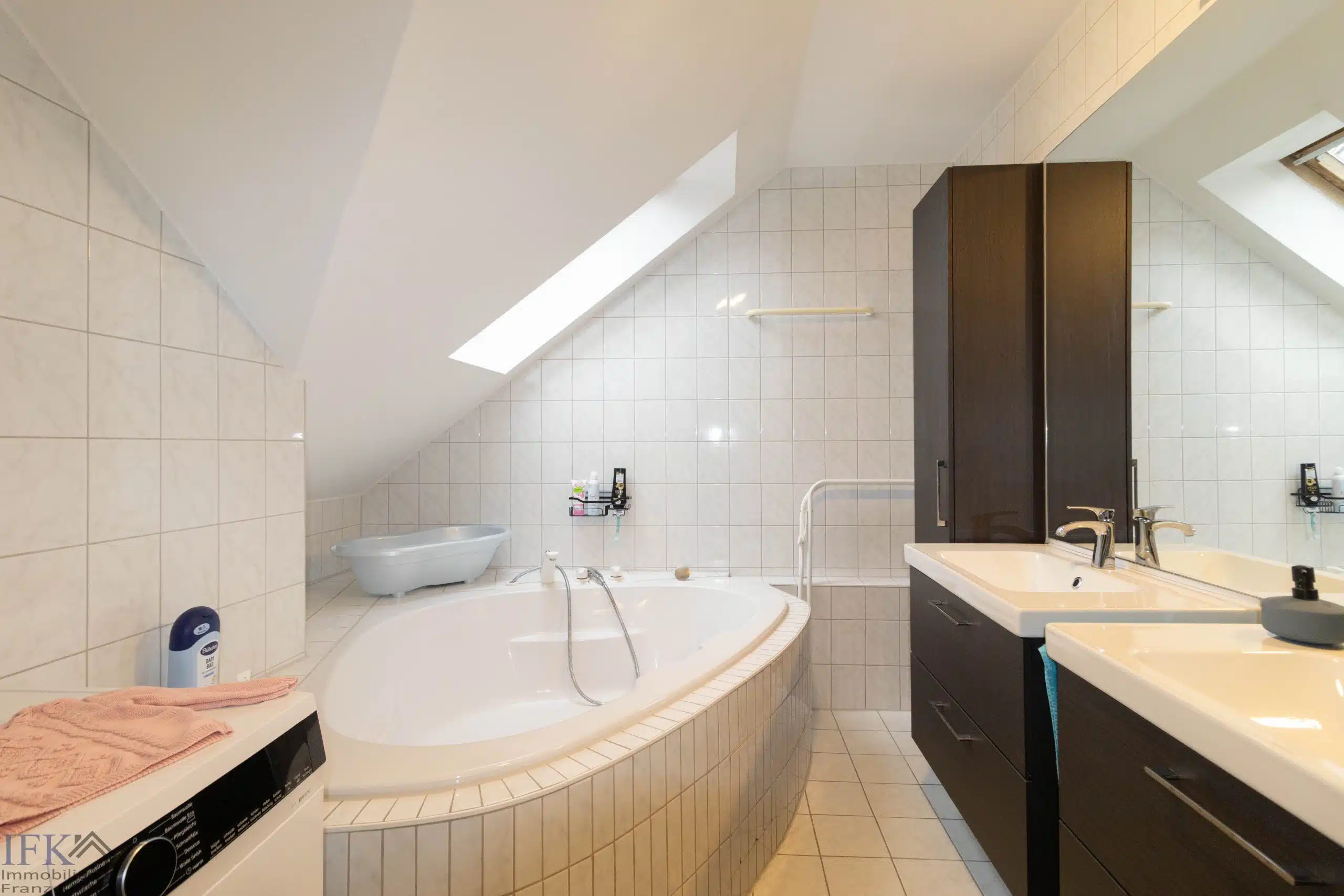 Wannenbad - Gemütliche 4-Zimmer-Dachgeschoßwohnung mit Weitblick und XXL Balkon