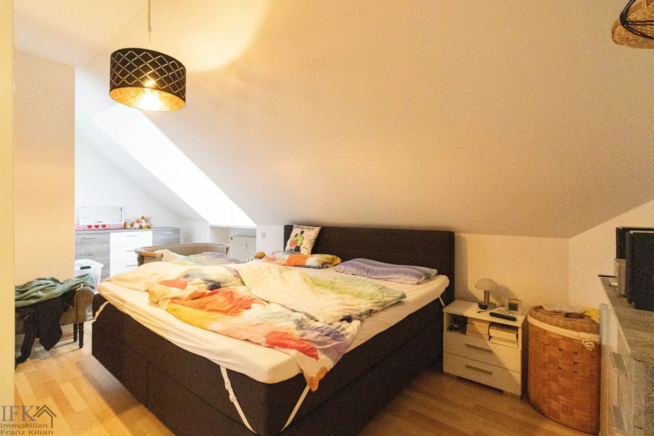 Schlafzimmer 1 - Gemütliche 4-Zimmer-Dachgeschoßwohnung mit Weitblick und XXL Balkon