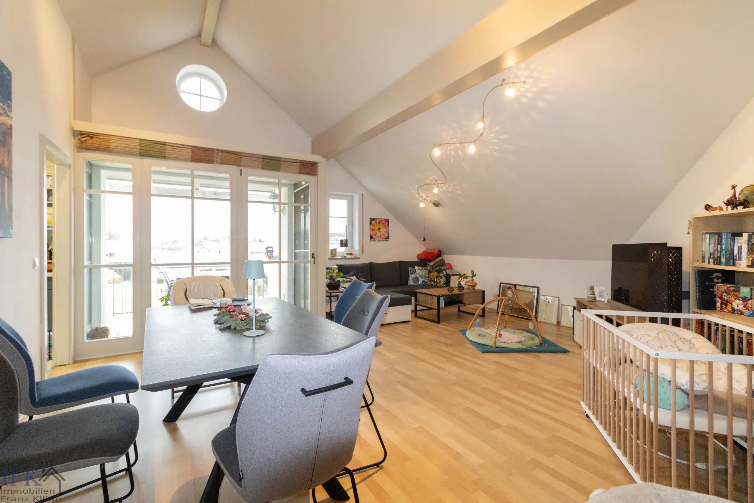 Wohnbereich - Gemütliche 4-Zimmer-Dachgeschoßwohnung mit Weitblick und XXL Balkon