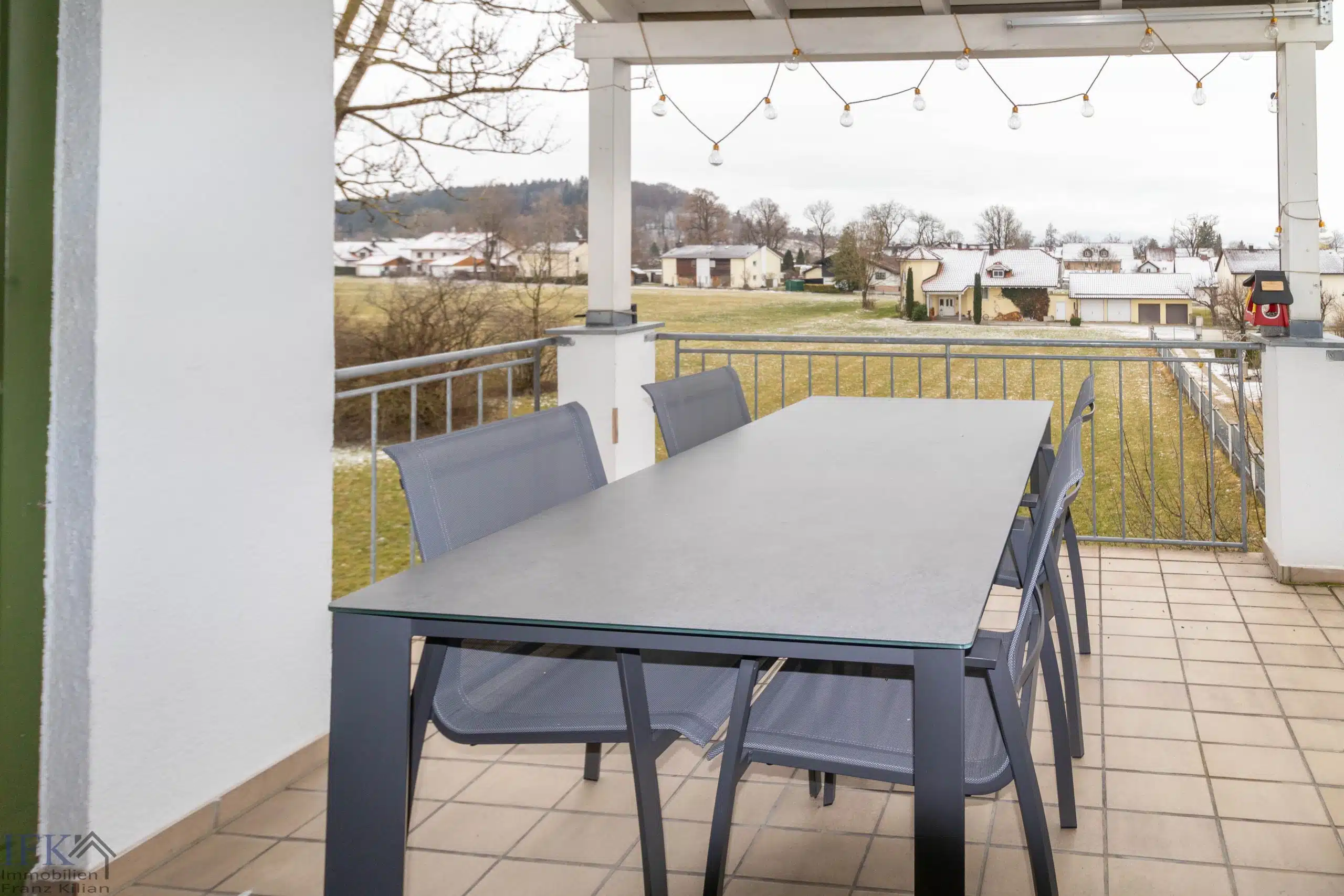 Balkon - Gemütliche 4-Zimmer-Dachgeschoßwohnung mit Weitblick und XXL Balkon