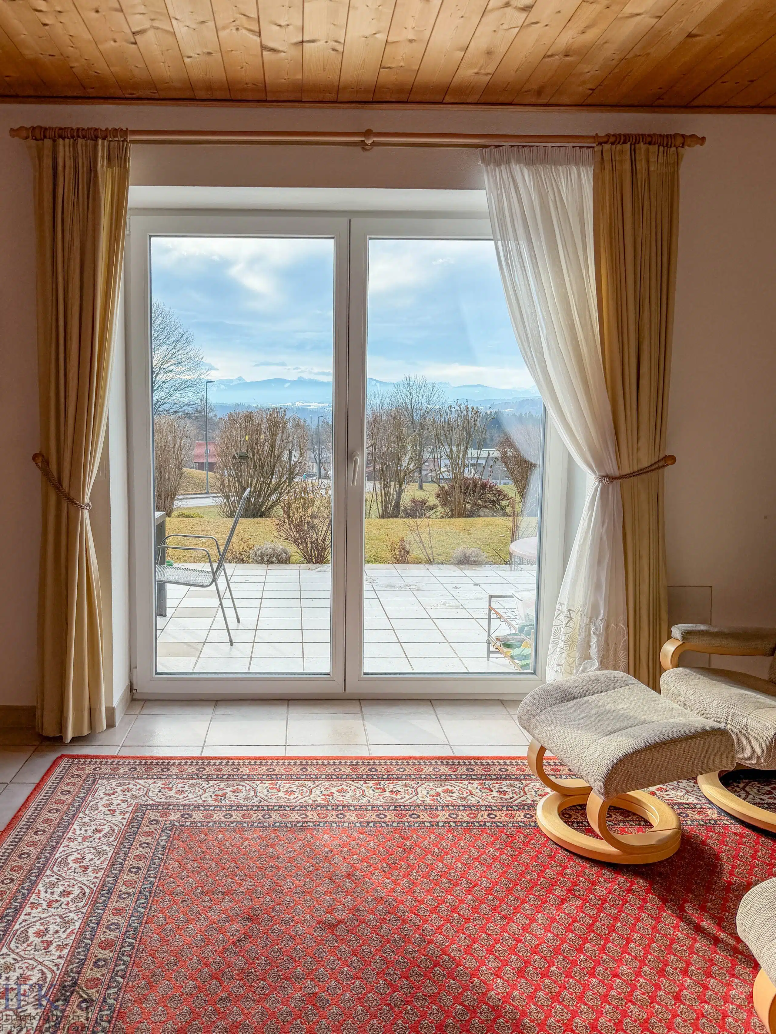 Ausblick Wohnzimmer - Hier brauchen Sie keinen TV! Zweifamilienhaus in Hohenpeißenberg mit Panoramablick!!