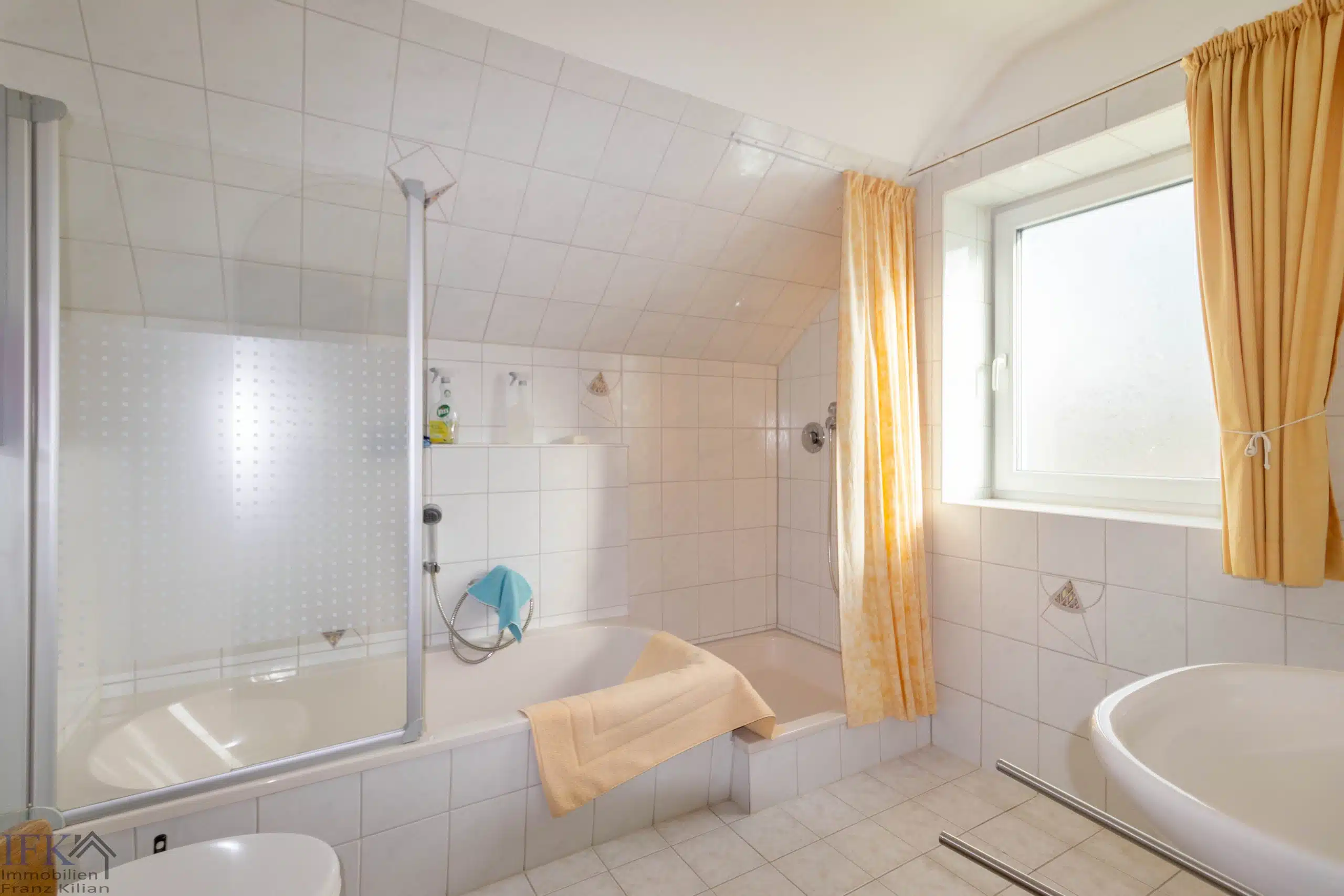 DG Bad - Hier brauchen Sie keinen TV! Zweifamilienhaus in Hohenpeißenberg mit Panoramablick!!